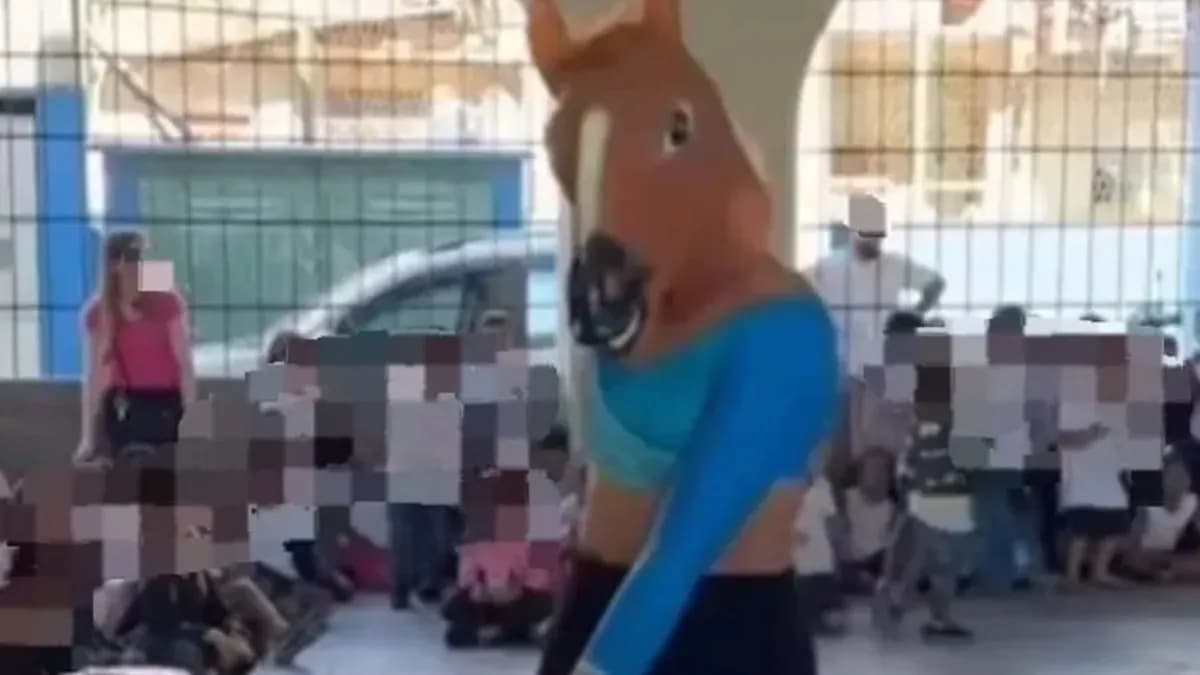 VÍDEO: Apresentação de “cavalo tarado” em escola infantil causa revolta