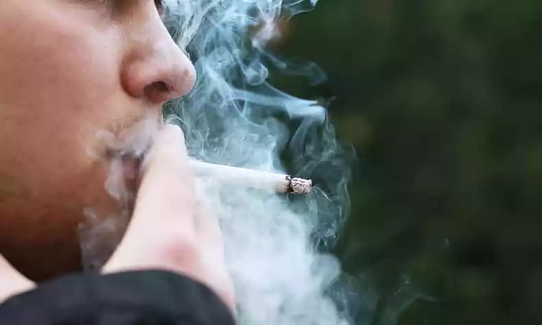 Preço baixo de cigarros aumenta consumo entre adolescentes, diz pesquisa