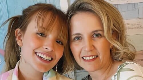 Mãe de Larissa Manoela quebrou dente da atriz, diz colunista