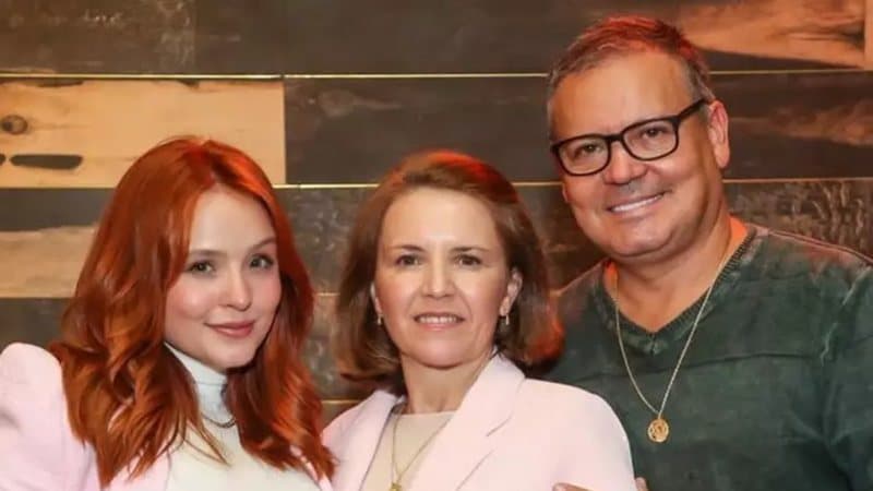 Mãe de Larissa Manoela diz ter procurado exorcista para salvar família