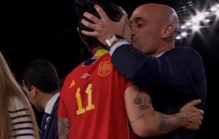 Presidente da Federação Espanhola vai pedir demissão por beijo forçado em jogadora, diz El País