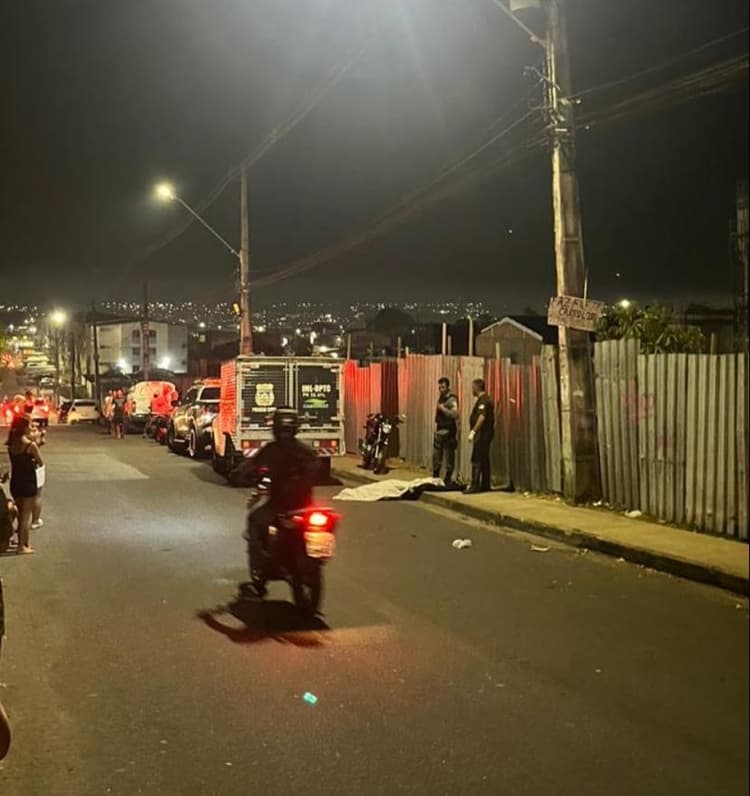 Motociclista tenta desviar de bueiro, mas colide com poste e morre em Manaus