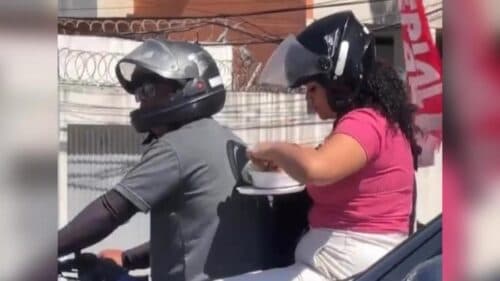 VÍDEO: Mulher viraliza na web ao comer marmita na garupa de moto em movimento
