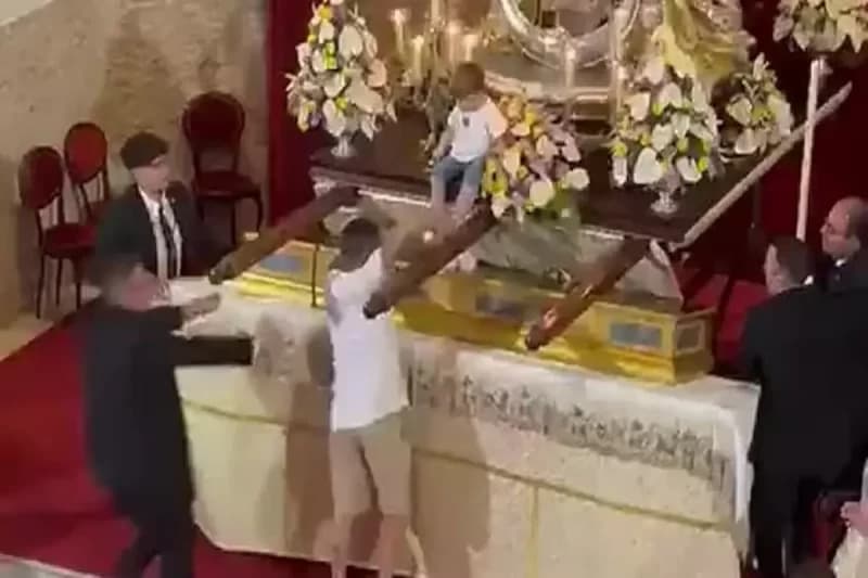 VÍDEO: homem interrompe missa e “abandona’ criança em cima do altar