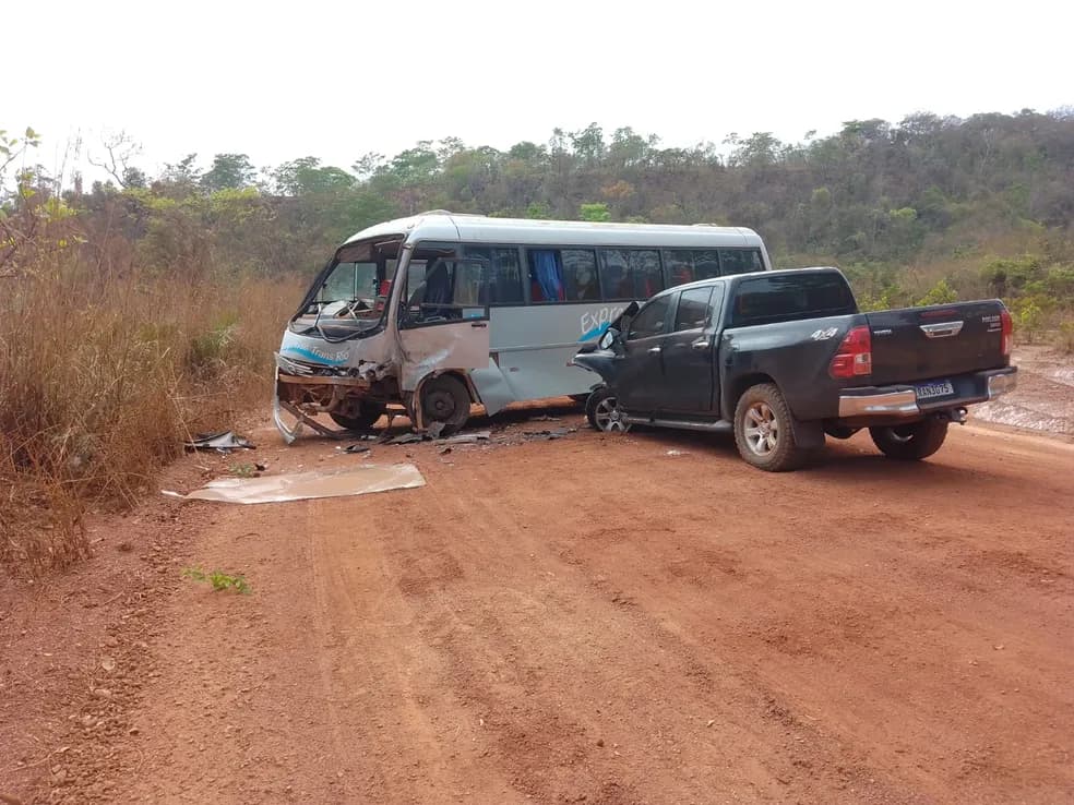 Colisão entre micro-ônibus e caminhonete deixa feridos na região central do Tocantins