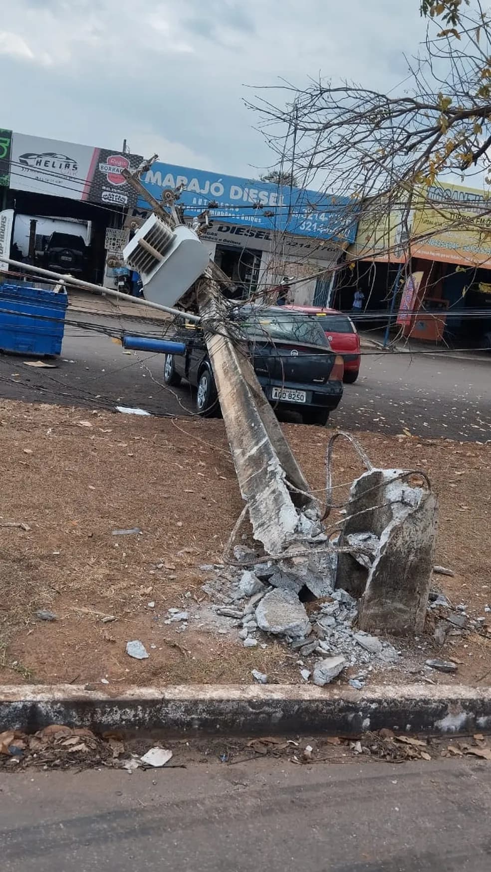 Caminhão derruba três postes e deixa moradores sem energia em Palmas