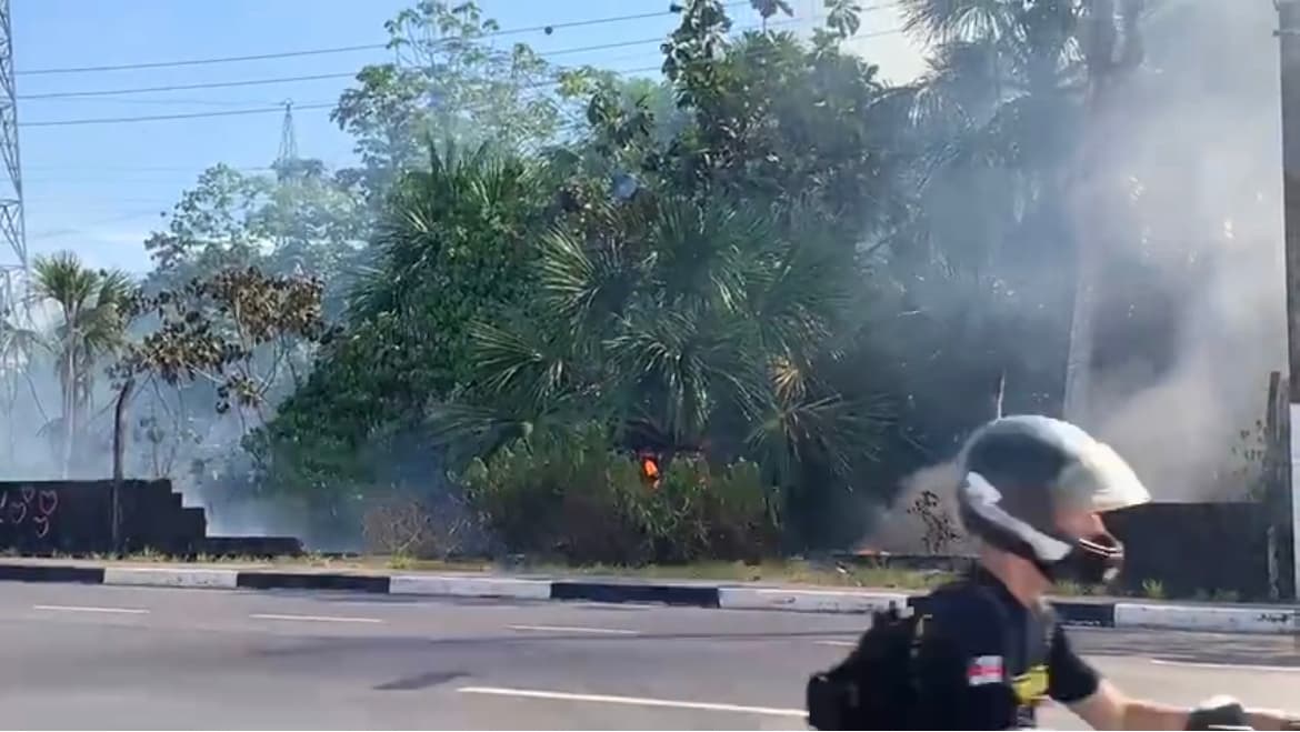 VÍDEO: Fogo toma conta de área de vegetação na Av. das Torres