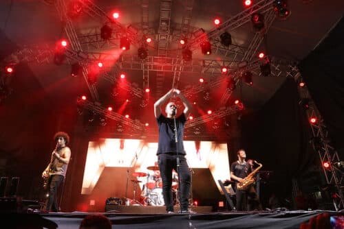 VÍDEO: Biquini Cavadão quebra tudo em apresentação nostálgica, em Manaus