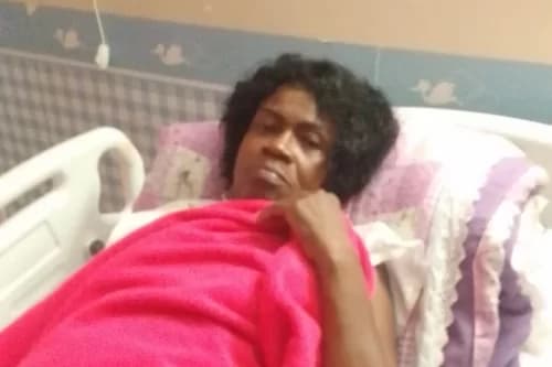 Com câncer, mulher de 65 anos expele tumor no chão de hospital durante crise de dor, no RJ
