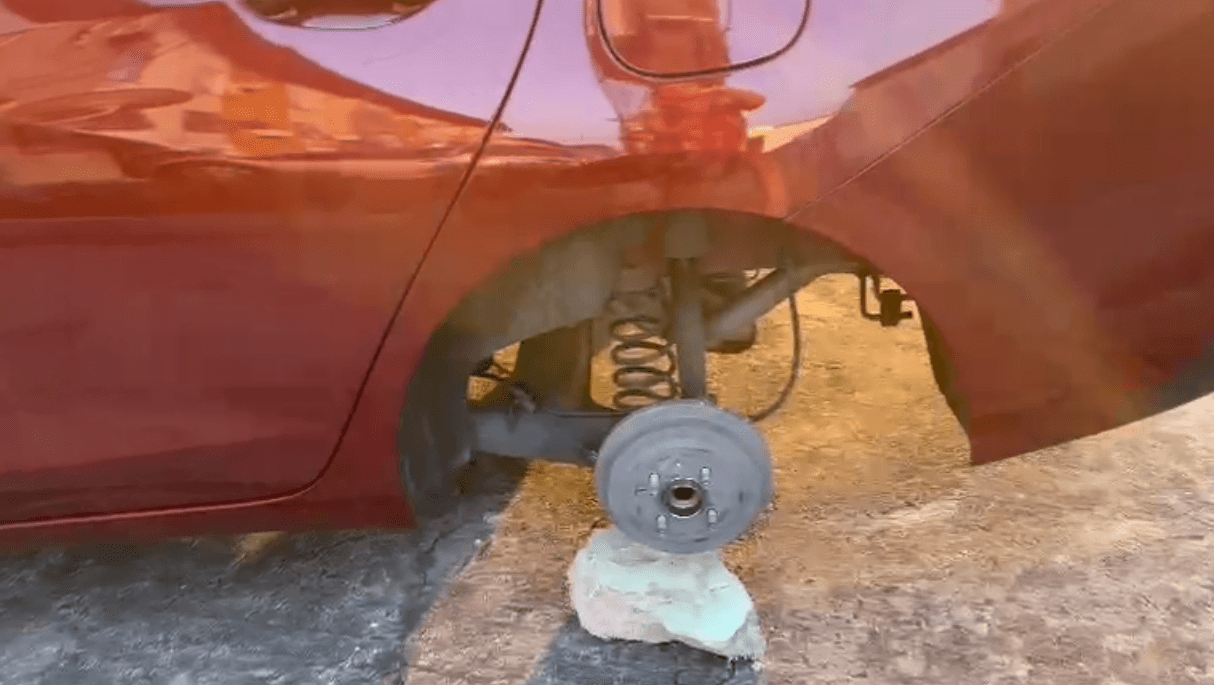 Vídeo: bandidos furtam quatro pneus de carro e deixam proprietária indignada