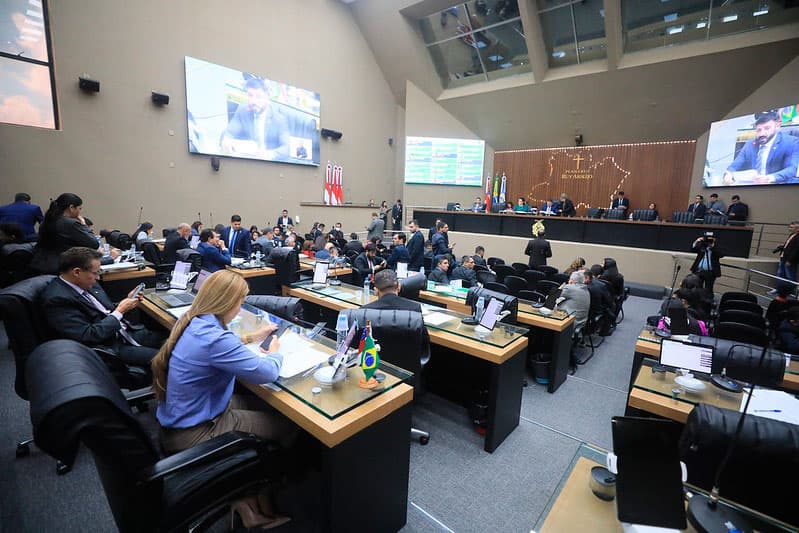 Em benefício próprio, deputados da Aleam aprovam Auxílio Saúde