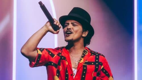 VÍDEO: Show de Bruno Mars emociona multidão com cover de Chitãozinho e Xororó