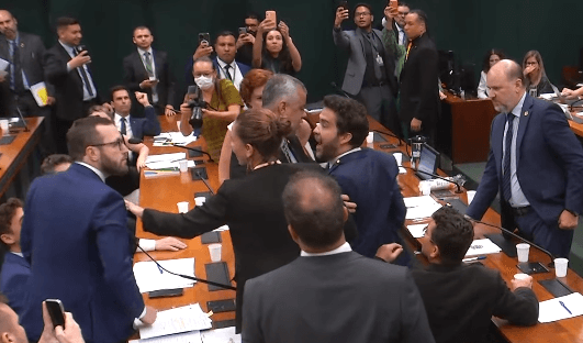 VÍDEO: Deputados brigam na Câmara e sessão é suspensa