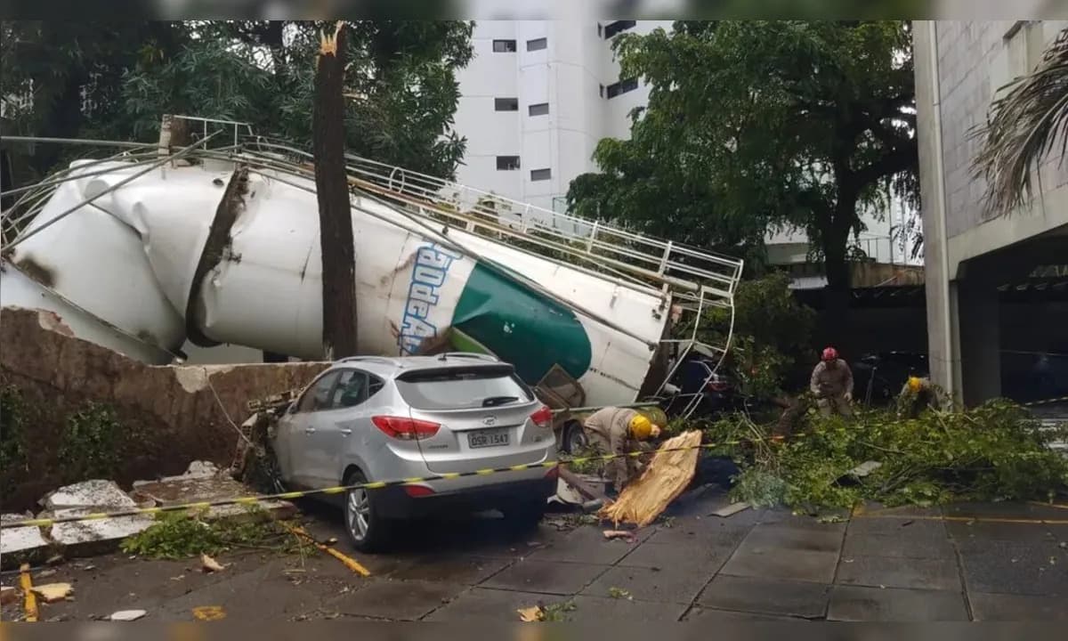 VÍDEO IMPRESSIONANTE: Caixa d’água desaba no Recife e atinge estacionamento
