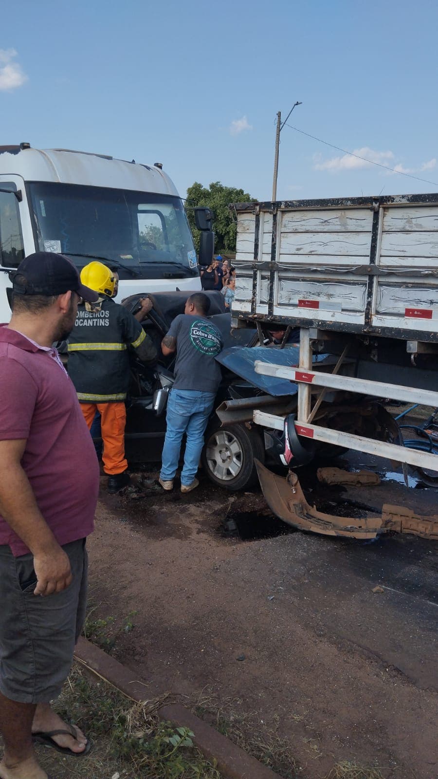VÍDEOS: Motorista morre e duas pessoas ficam feridas após carro ser esmagado por dois caminhões, em Palmas
