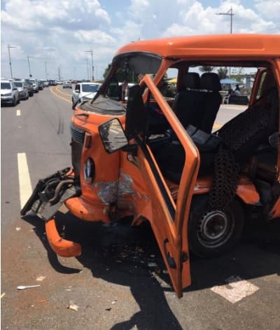 Idoso morre após acidente entre carro e Kombi na Ponte Rio Negro, em Manaus