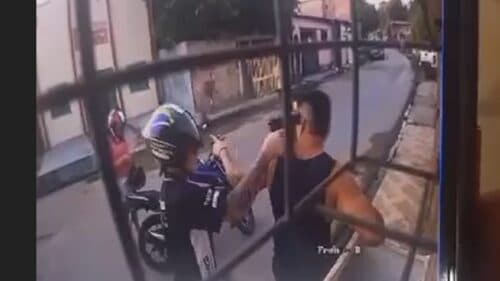 VÍDEO: Dupla de assaltantes rouba casal e dá coronhada em homem, em Manaus