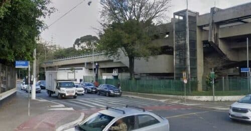 Homem morre após ser empurrado de passarela de 15 metros por namorada, em SP