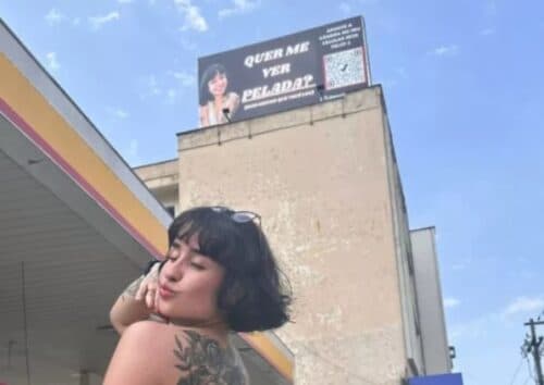Mulher fatura R$ 5 mil em um dia com anúncio de nudes em outdoor: “Quer me ver pelada?”