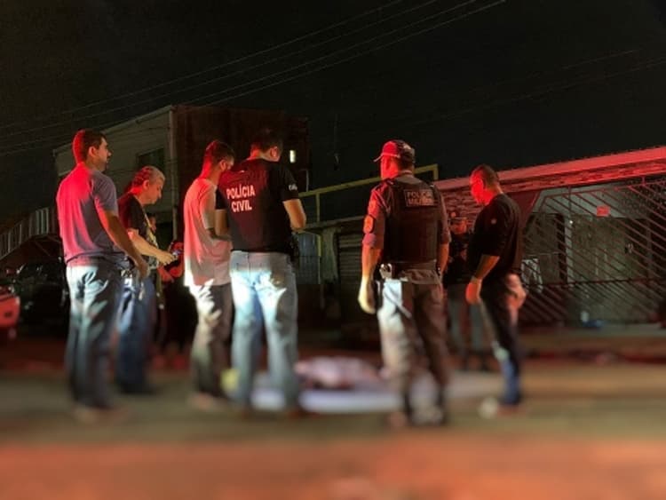 Homem é morto com 7 tiros e ‘desovado’ na rua por criminosos, em Manaus