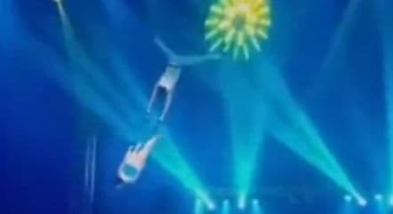 VÍDEO: Casal de trapezistas cai de 4 metros de altura durante apresentação