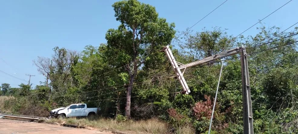 Caminhonete derruba três postes e deixa centenas de clientes sem energia em Palmas