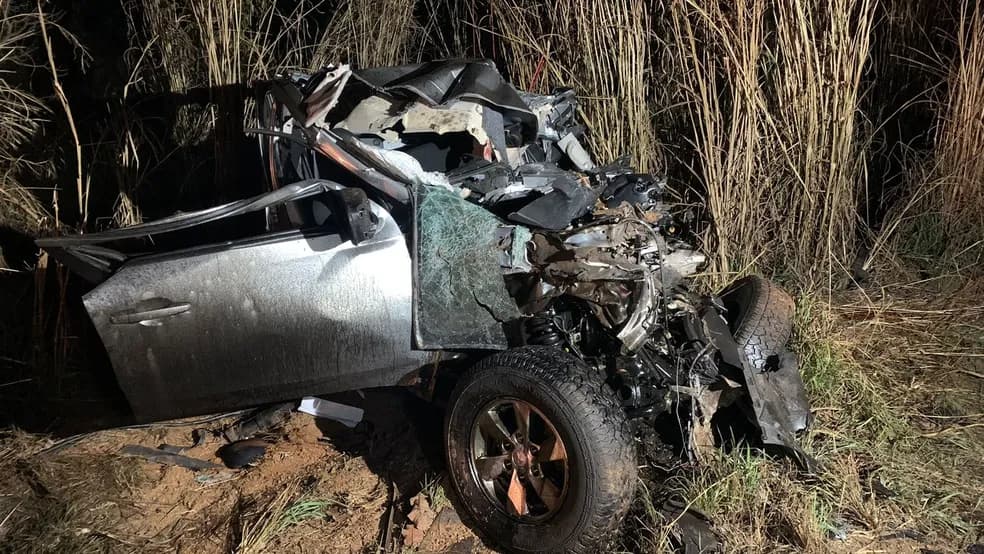 Cinco pessoas da mesma família morrem após colisão entre caminhonete e caminhão, no TO