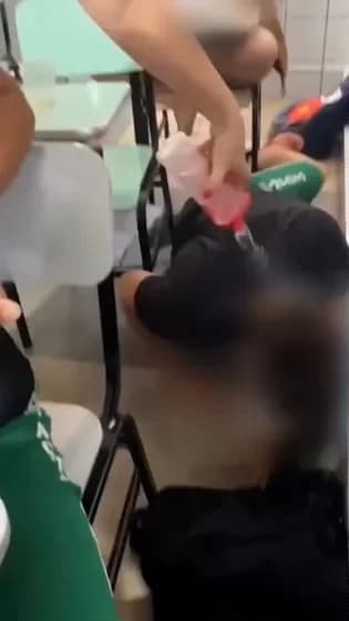 VÍDEO: Professora joga água na cabeça de aluno que estava dormindo em sala de aula