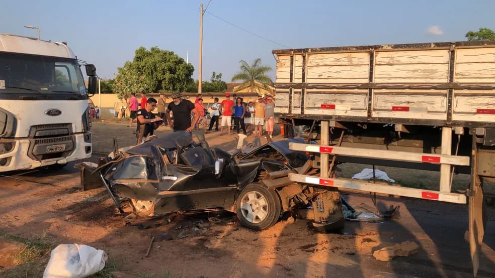 Motorista de caminhão que esmagou carro e matou uma pessoa foi identificado