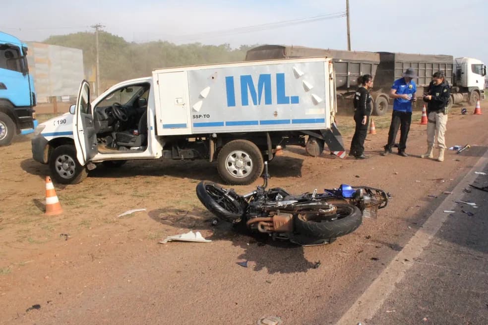 Motociclista morre após bater de frente com caminhão na BR-153, no TO