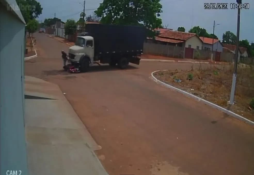 VÍDEO: Jovem empina moto em cruzamento e é atingido por caminhão, no TO