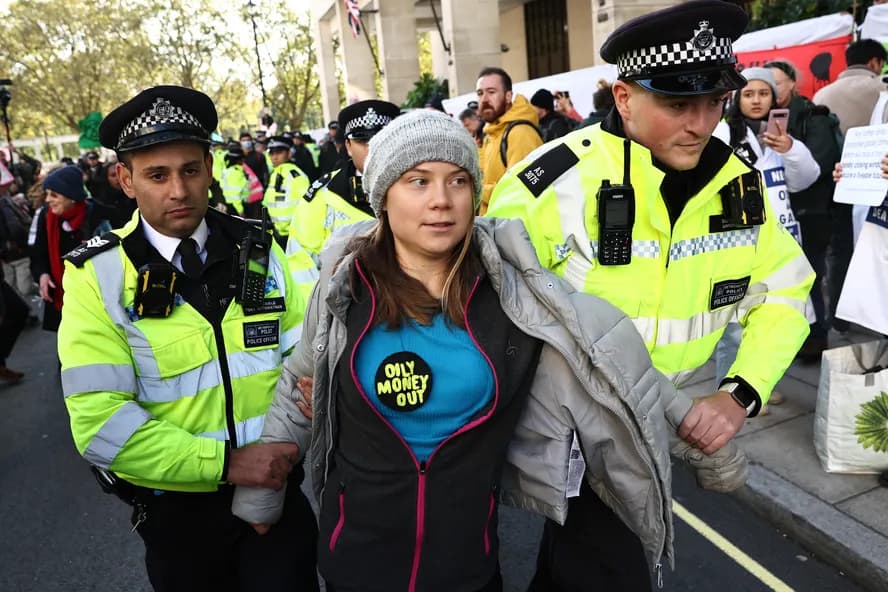Vídeo: Ativista Greta Thunberg é detida em Londres
