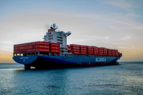 Seca de rio faz empresa de cabotagem suspender envio de contêineres para Manaus