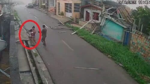 VÍDEO: Ventania destrói telhado de casa, que tinha mulher com bebê de colo dentro, no AM