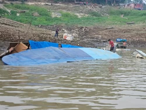 VÍDEOS: Barranco desaba sobre barco e deixa uma pessoa desaparecida, no AM
