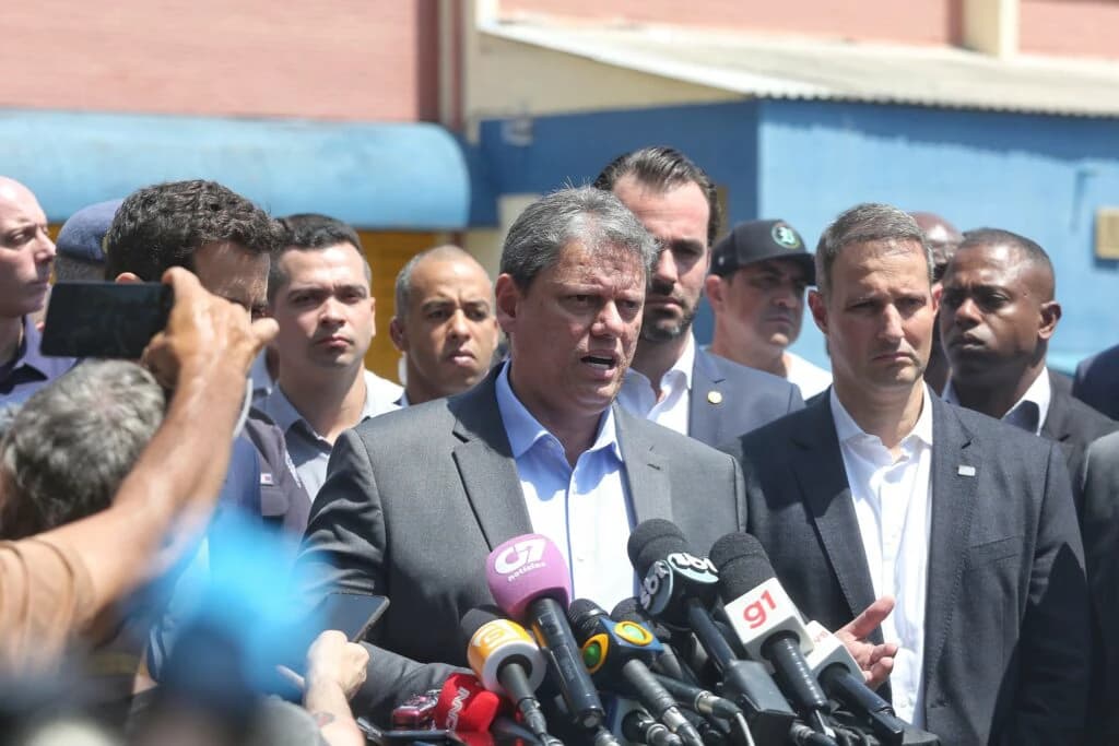 Tarcísio suspende aulas de escola após ataque e promete psicólogos