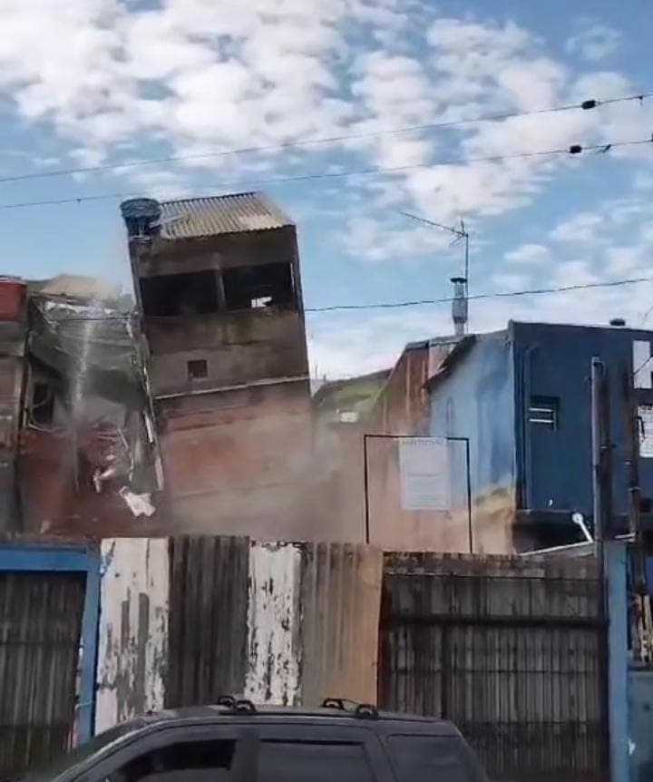 VÍDEO: Casa de três andares desaba em Taboão da Serra