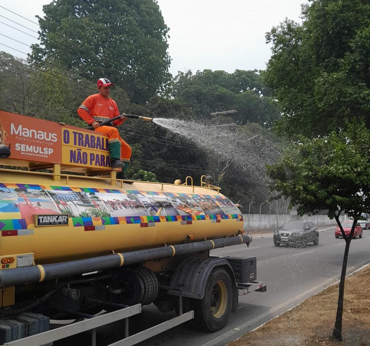 Em meio a fumaça, caminhões-pipas resfriam vias de Manaus