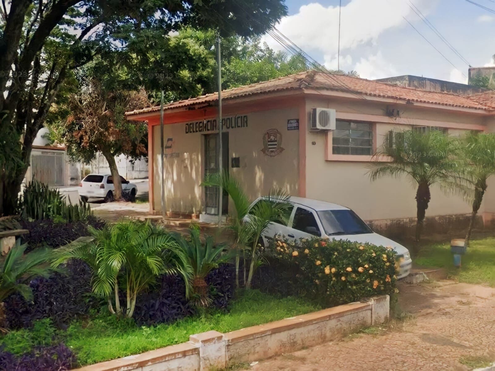 Homem tenta agredir mulher, erra e fere bebê de 5 meses com faca