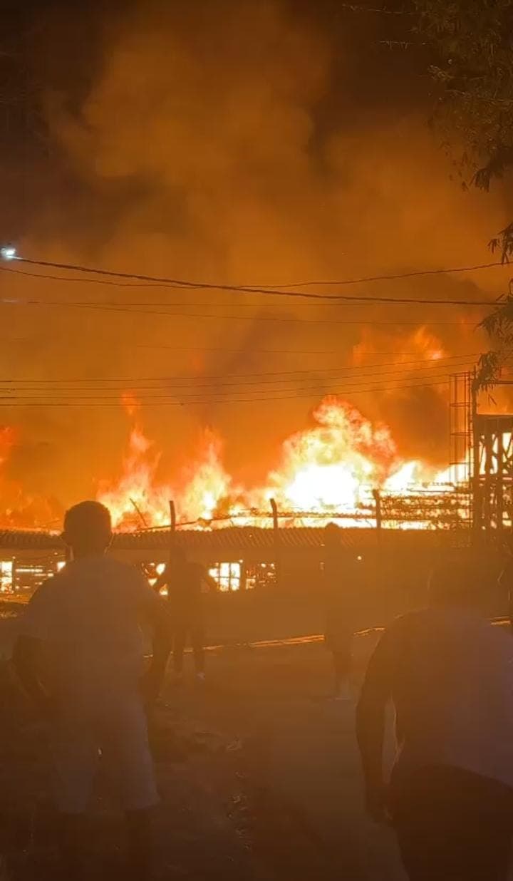 Vídeo: Incêndio de grande proporções atinge área de mata no bairro Mauazinho
