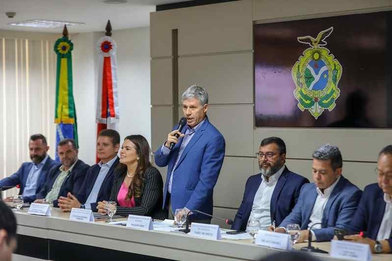 Ministro assina acordo para regularização fundiária no Amazonas