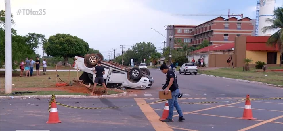 Caminhonete capota e deixa jovens feridos em cruzamento de Palmas