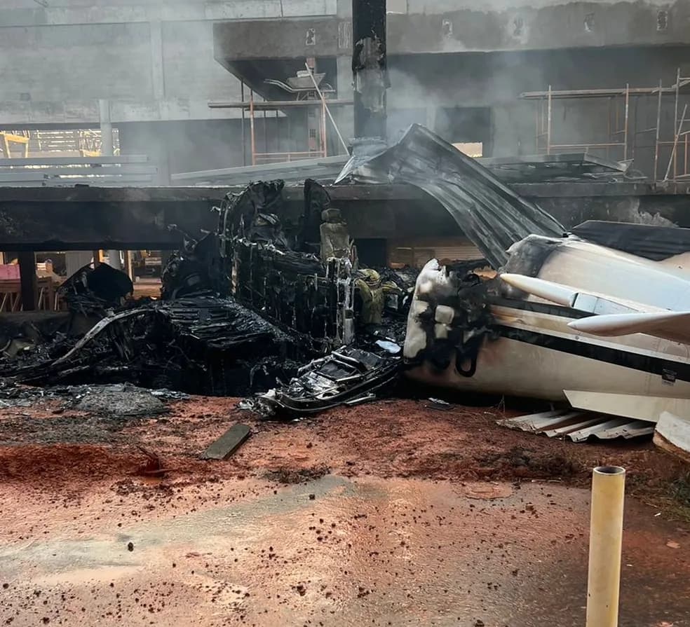 VÍDEOS: Avião cai, atinge hangar e mata duas pessoas em Cuiabá