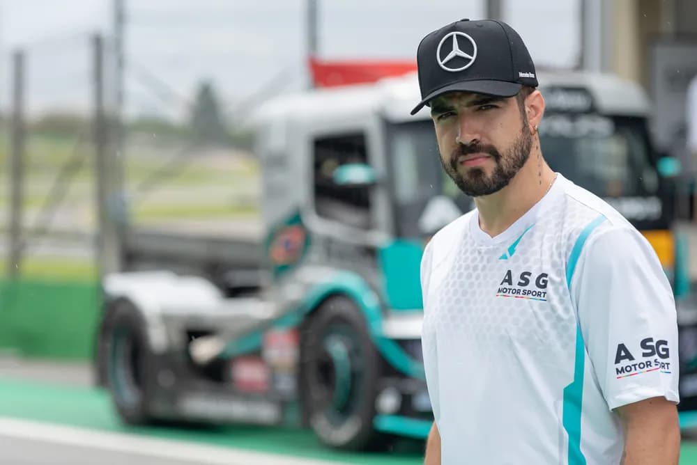 VÍDEO: Ator Caio Castro sofre forte acidente na Fórmula Truck