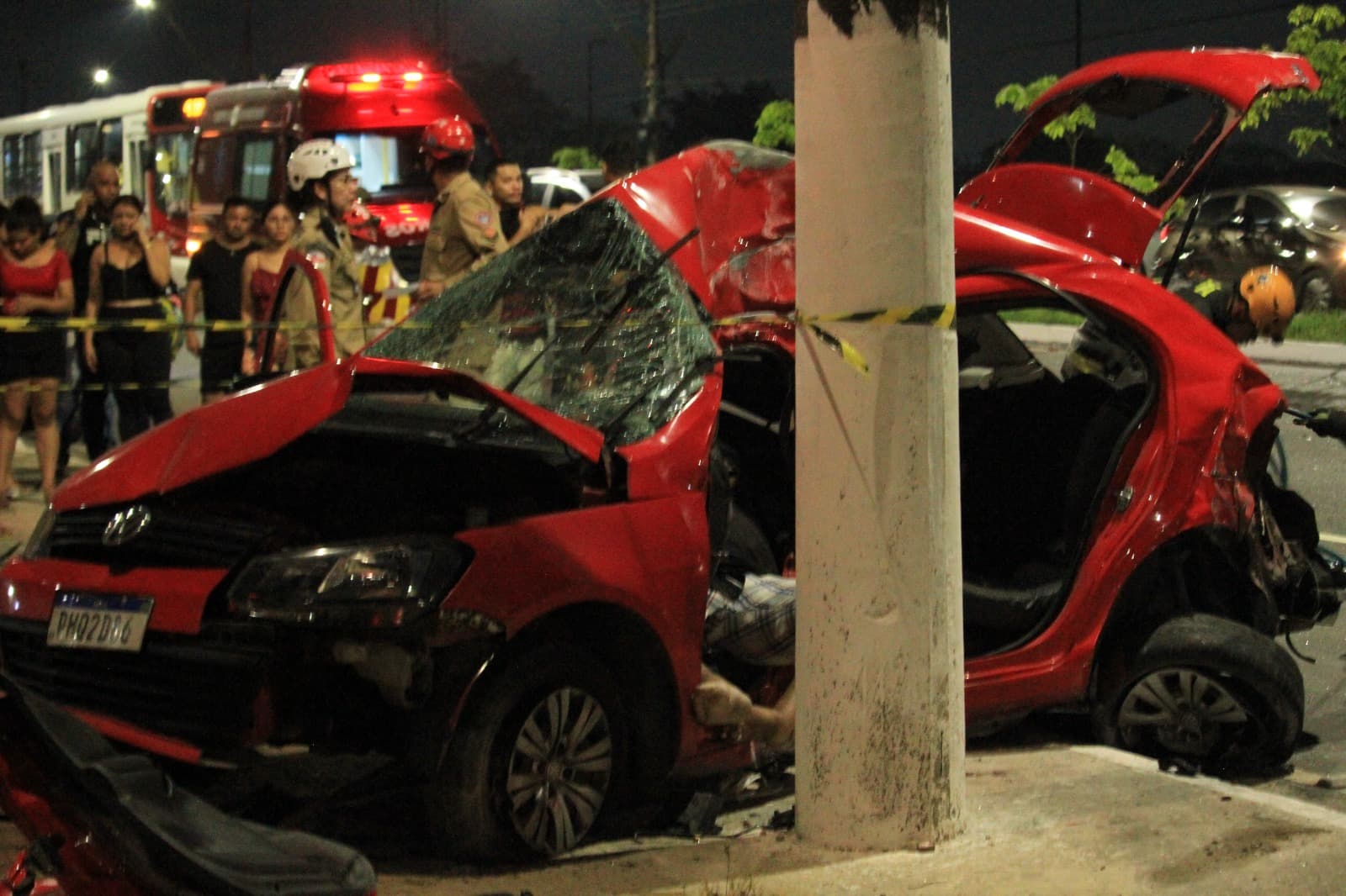 VÍDEO: Motorista por APP morre e três ficam feridos após carro colidir com poste, em Manaus