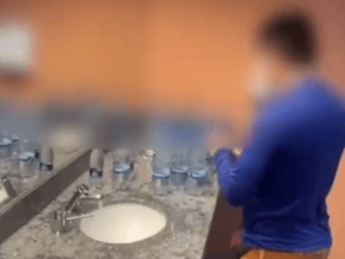 VÍDEO: Homem pega água em banheiro para, supostamente, vender em estádio de Manaus