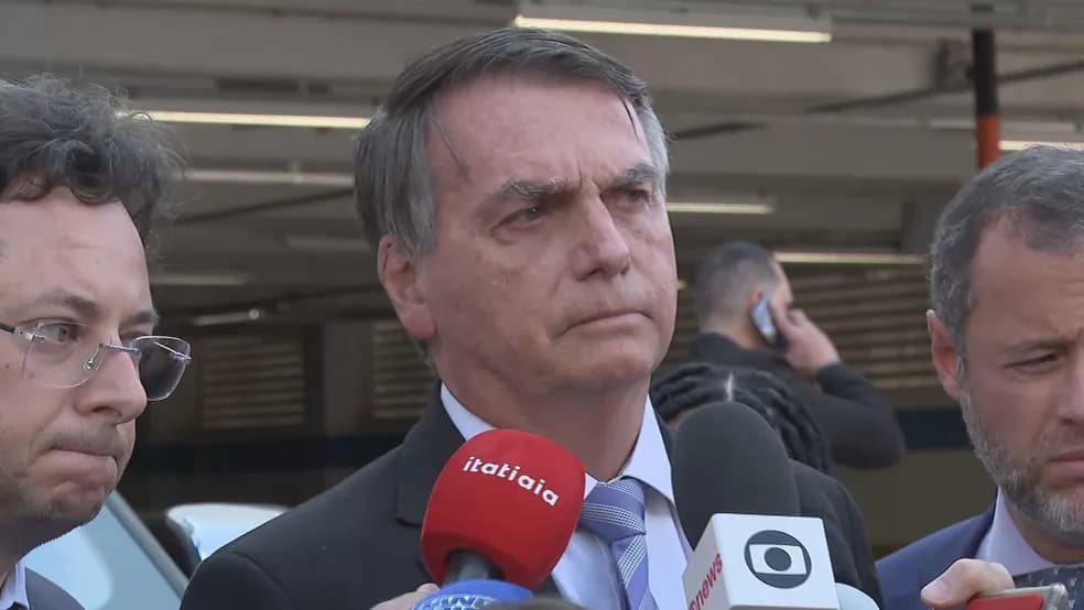 Bolsonaro vai à PF, mas não depõe sobre grupo de empresários