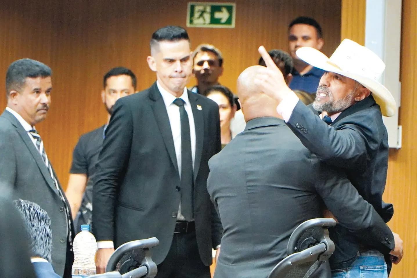 VÍDEO: Em GO, deputados quase brigam em sessão após discussão sobre Palestina