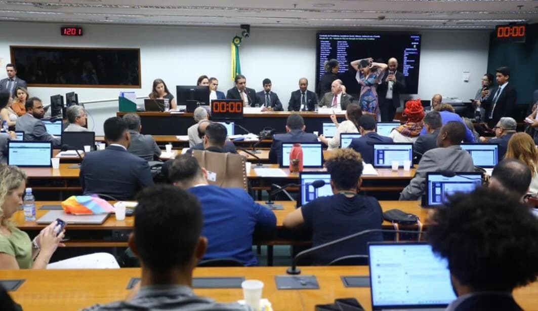 Comissão aprova projeto que proíbe casamento homoafetivo no Brasil