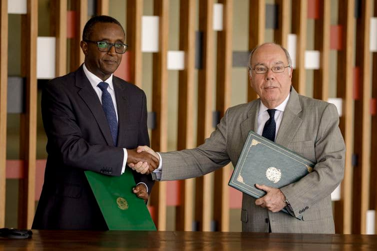 Brasil e Ruanda assinam tratado de transferência de presos condenados